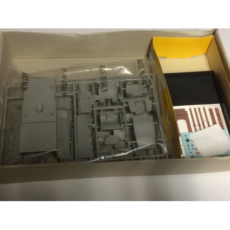 modellino in plastica  ITALERI N° 264 M-901 HAMMERHEAD U.S. INFANTRY COMBAT VEHICLE  scala 1: 35 scatola  aperta e danneggiata