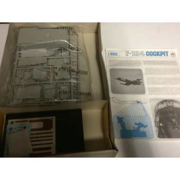 plastic model kit scale 1 : 35 ITALERI N° 264 M-901 HAMMERHEAD U.S. INFANTRY COMBAT VEHICLE  new in open and damaged box