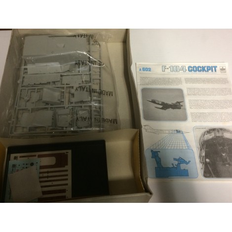 plastic model kit scale 1 : 35 ITALERI N° 264 M-901 HAMMERHEAD U.S. INFANTRY COMBAT VEHICLE  new in open and damaged box